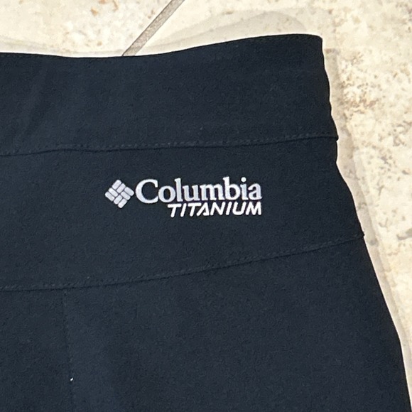 Columbia Titanium Titan Pass Shorts Men's 34x10 Black Active Omni Shield Belted - Picture 7 of 9